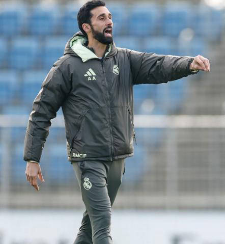 皇马才踢一场就开启新帅面试，阿韦洛亚忠诚难舍，明知背锅仍坚守