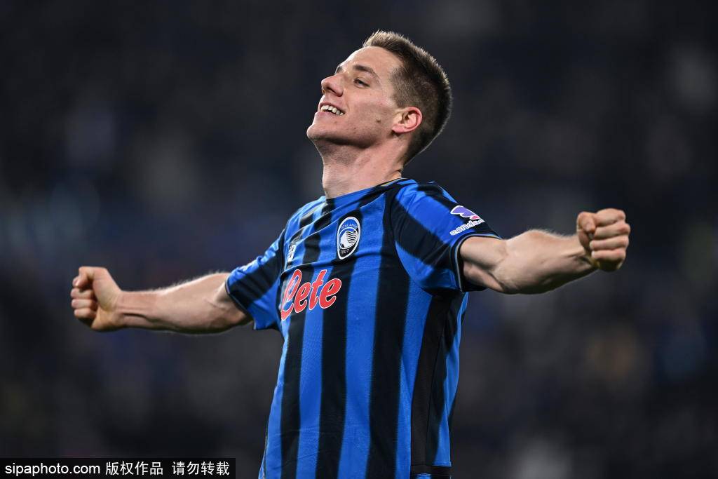 拜仁三名门将全伤！凯恩曾在欧联客串门将，面对任意球黄油手失误