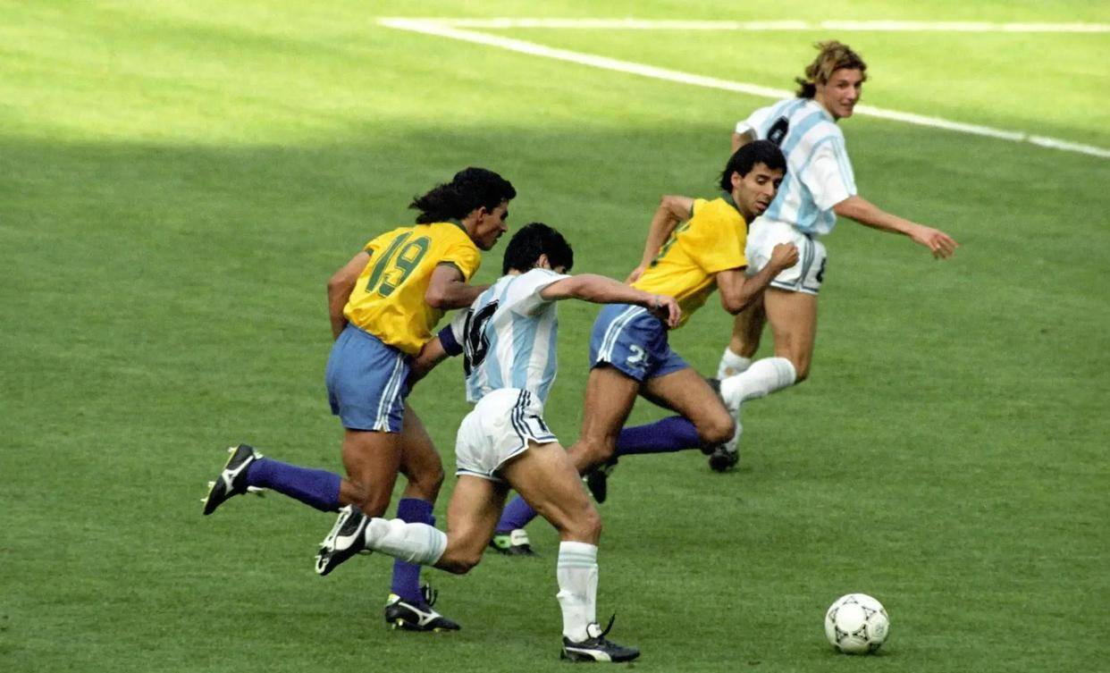 足坛十大锋线二人组排名出炉：梅西苏牙仅排第七，榜首组合0冠却公认无法超越