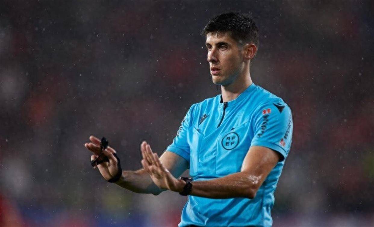 重大官宣！马竞巴萨巅峰对决主裁是费雷尔，严苛执法+过往争议，胜负悬念直接拉满！